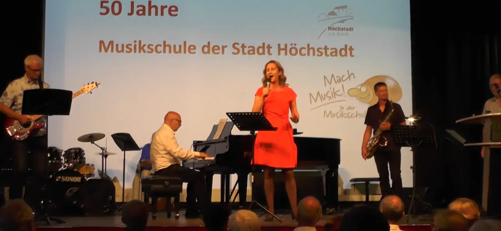 Christina Röckelein singt auf der Bühne beim Jubiläum 50 Jahre Musikschule der Stadt Höchstadt